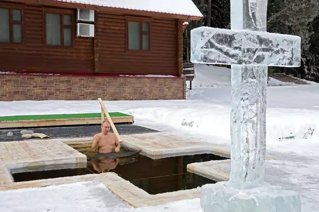 VIDEO | Vladimir Putin a făcut o baie de Bobotează, la minus 20 de grade Celsius