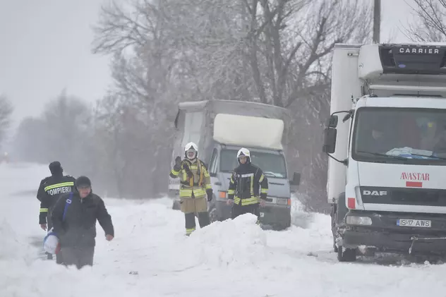 Toate mașinile blocate de viscol pe drumurile din Constanța au fost deszăpezite. Nouă localități, fără energie electrică