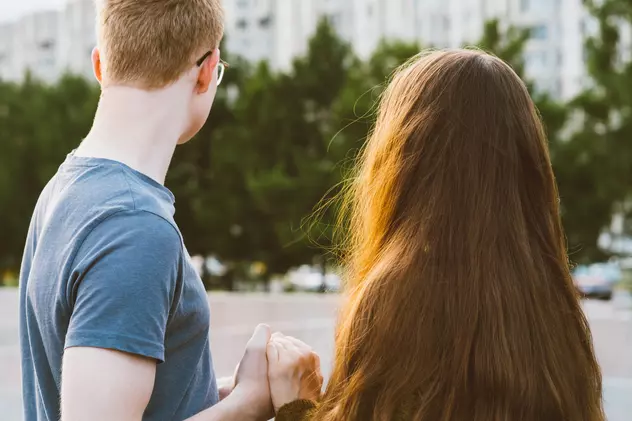 IN A RELATIONSHIP | Dragostea între adolescenți în vreme de pandemie: „De la ne vedeam zilnic la școală la abia ne mai întâlnim o dată pe lună”