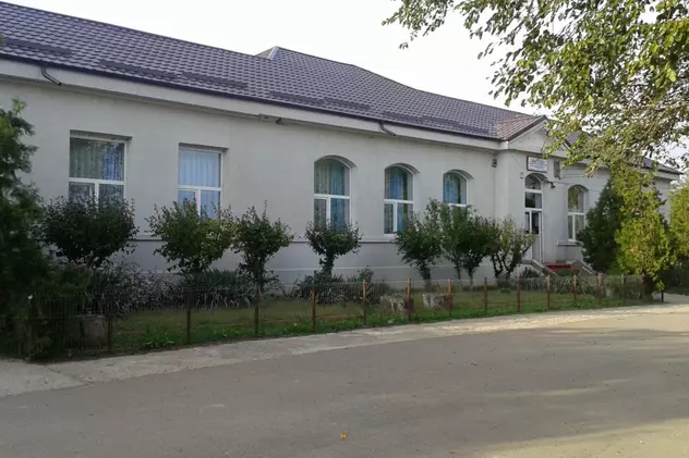 Elevii din Poșta Câlnău au găsit lacătul pe poarta școlii, deși comuna buzoiană este în scenariul verde. Explicațiile autorităților