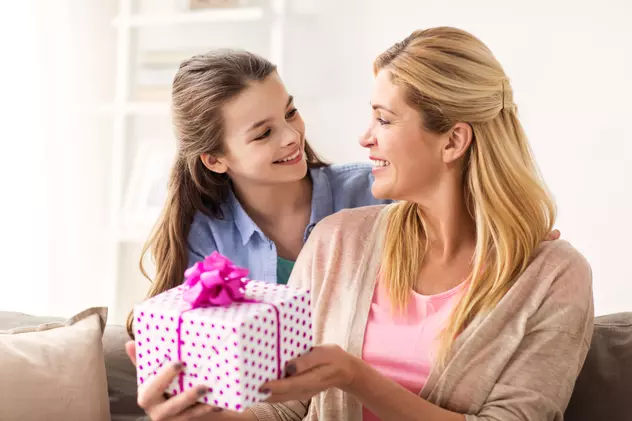 idei cadouri pentru femei - cadou dat de fiica mamei