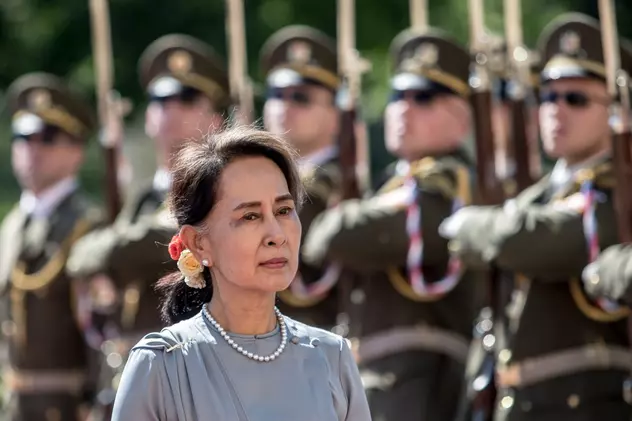 Poliţia din Myanmar îl acuză pe fostul lider Aung San Suu Kyi că a folosit radiouri portabile importate ilegal