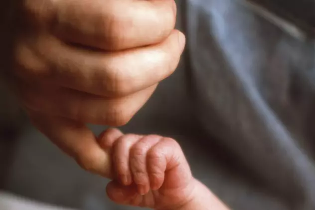 VIDEO A murit bebelușul de şase săptămâni care ajunsese în stare gravă la spital, după botez