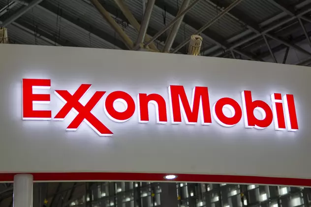ExxonMobil și Chevron au discutat o posibilă fuziune anul trecut, după colapsul prețului petrolului. Ambele au trecut prin România. Sigla ExxonMobil