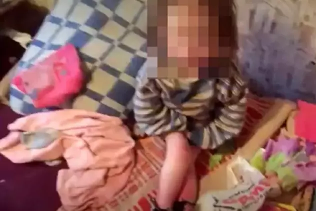 O fetiță de 8 ani a ajuns să cântărească doar 9 kilograme, după ce a fost înfometată și torturată de mama sa adoptivă