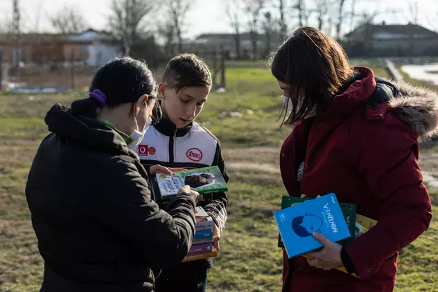 REPORTAJ. Întoarsă din Londra, o învăţătoare dintr-o comună din Deltă le aduce elevilor biblioteca la poartă: „Mulţi dintre copii nu au nici o carte acasă”