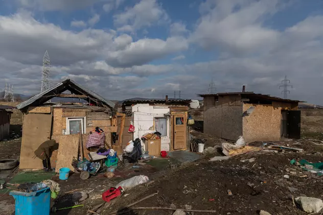 Evacuați și lăsați să trăiască în câmp. Ce au pățit în urmă cu 3 ani oamenii dați afară din blocul din Alba Iulia, propus acum pentru demolare. „Ne-o lăsat numai să facem o bărăcuță”