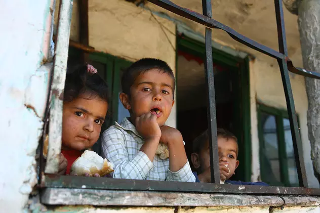 În vânătoarea după oamenii săraci care „ar profita” de ajutoarele sociale, Turcan și Bolojan nu văd familiile care își culcă copiii flămânzi