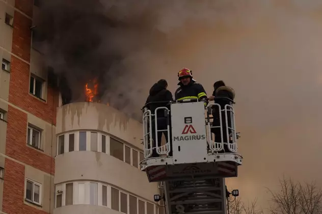Incendiu la un bloc de pe Bulevardul Mamaia din Constanta. Foto: Cătălin Schipor