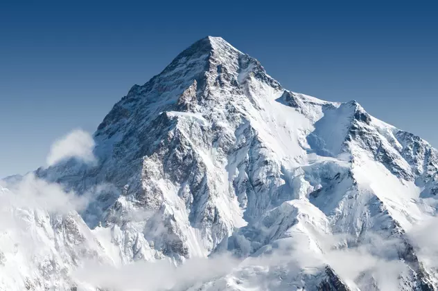 Dramă pe K2: speranțe mici pentru cei trei alpiniști dispăruți aproape de vârful „muntelui sălbatic”. Fiul unuia dintre ei s-a salvat în ultimul moment