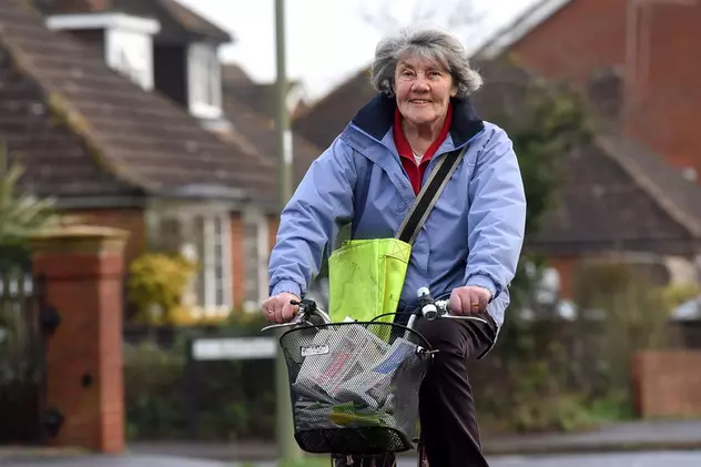Cea mai bătrână poștăriță din Marea Britanie se trezește la 5 dimineața pentru a livra ziare și bate tot orașul Southampton pe bicicletă. Are 82 de ani