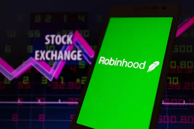 Robinhood, aplicația forumiștilor care s-au luat la trântă cu rechinii de pe Wall Street, vinde datele clienților către firmele de brokeraj. Compania, evaluată la 11,2 miliarde de dolari. Aplica'ia Robinhood pe un smartphone cu un grafic bursier în spate