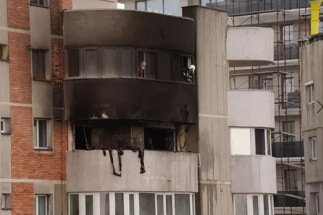 Femeia din Constanța care a căzut de la etajul 6 în timp ce încerca să scape dintr-un incendiu a murit sub ochii pompierilor ajunși fără scară și saltea. Reacția ISU: „Nu avem saltele în dotare”