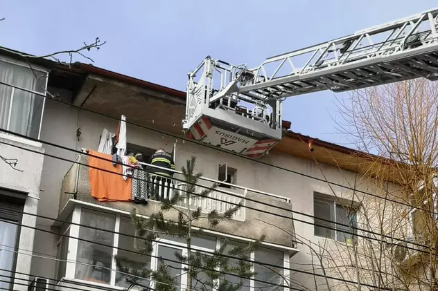 O femeie din Focșani închisă pe balcon de nepotul de 3 ani a fost salvată de pompieri. Entuziasmat, băiețelul a aplaudat intervenția