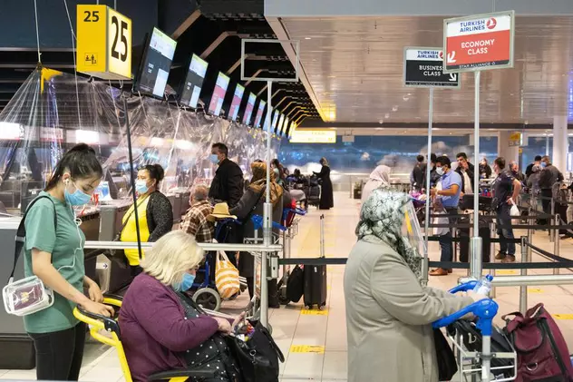 Români blocați în aeroportul din Istanbul, dintr-o eroare. Li s-a cerut test PCR, deși acesta e obligatoriu abia din 12 februarie