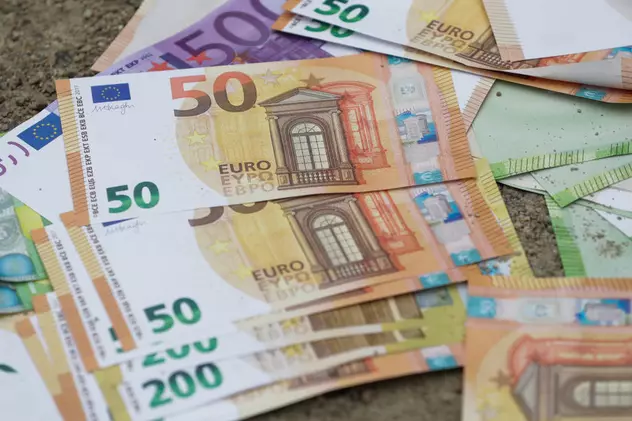 O femeie din Israel a ars bancnote de aproape 3.000 de euro de teamă că s-ar infecta cu COVID
