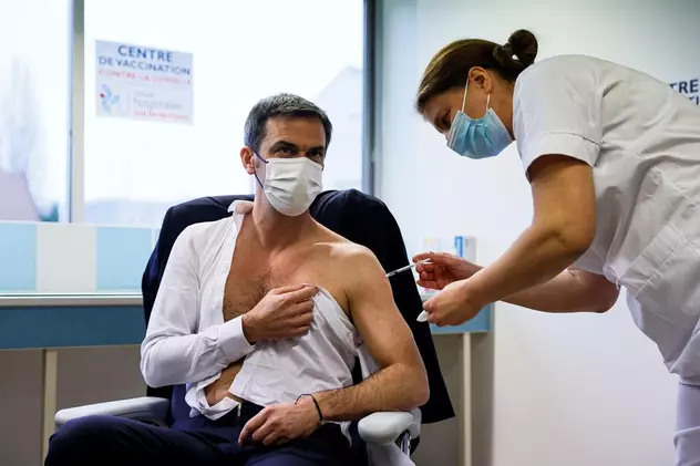 Ministrul sănătății din Franța s-a imunizat în direct cu vaccinul anti-COVID-19 produs de AstraZeneca. ”Nu am simţit nimic”