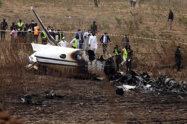 VIDEO | Un avion militar s-a prăbușit în Nigeria, chiar lângă aeroportul de unde decolase. Pilotul și pasagerii au murit