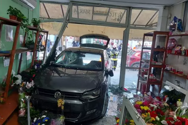 O mașină s-a oprit într-o florărie din Alba Iulia, plină de clienți, după ce a luat pe capotă o femeie. Doi copii au suferit atacuri de panică