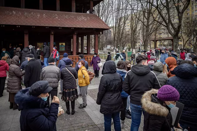 Zeci de oameni s-au închinat duminică la biserica vandalizată din Parcul Titan. Preotul Pîrvu: „Întoarcem celălalt obraz, biserica e un loc al păcii”