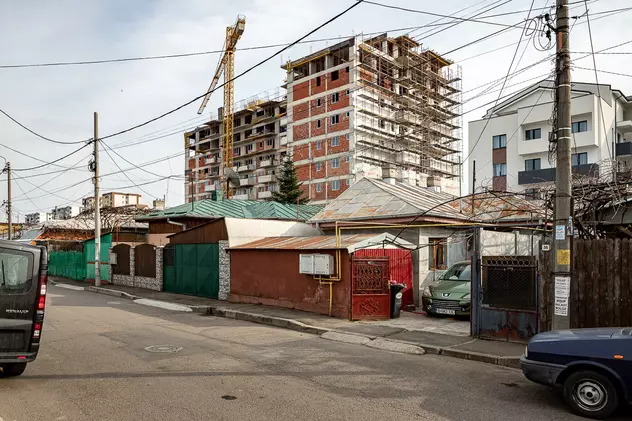 Locuitorii dintr-o zonă de case din București s-au trezit cu două blocuri de 9 etaje în spatele curților. „Eu, dacă fac o magazie fără autorizație, imediat mă aruncă în instanță”