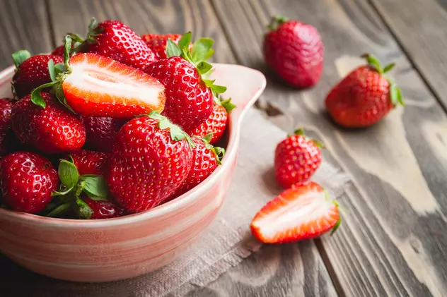 Căpșuni - plantare, cultivare și îngrijire. Ce beneficii are consumul de căpșuni și ce rețete poți încerca cu fructele aromate