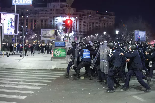 Protestul anti-restricții din Capitală, încheiat cu violențe și arestări. Manifestații și în alte orașe din țară