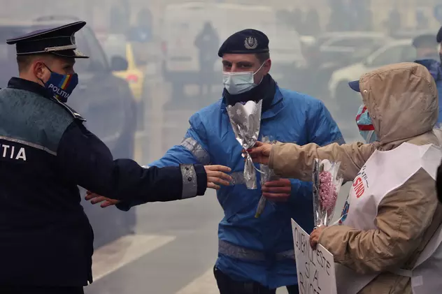 Jandarmii și polițiștii au primit flori de 1 martie chiar de la protestatarele din fața Ministerului Muncii