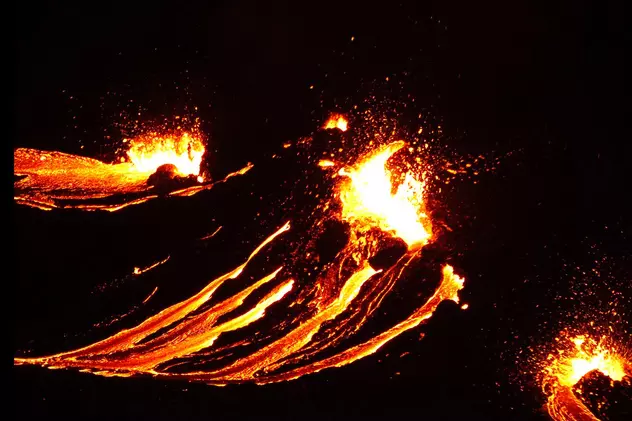 FOTO | Imagini spectaculoase desenate de un vulcan care a erupt după 800 de ani în apropiere de capitala Islandei