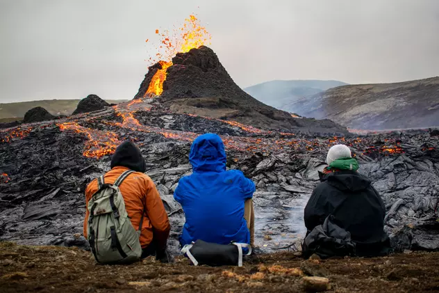 Vulcanul care a erupt în Islanda, principalul punct de atracție al insulei. Unii turiști chiar au fript cârnați deasupra pământului încins