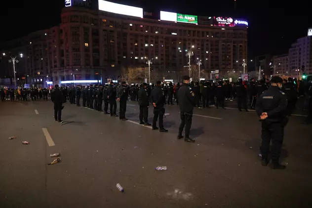 Jandarmi loviți cu pietre, sticle și petarde în timpul protestelor de la Galați. Au fost aplicate amenzi de 84.000 de lei﻿