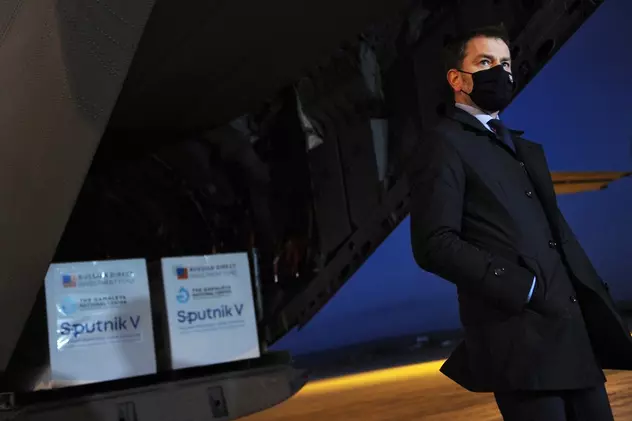 Fostul premier slovac Igor Matovic a întâmpinat la aeroport sosirea primelor doze din vaccinul Sputnik FOTO: Profimedia