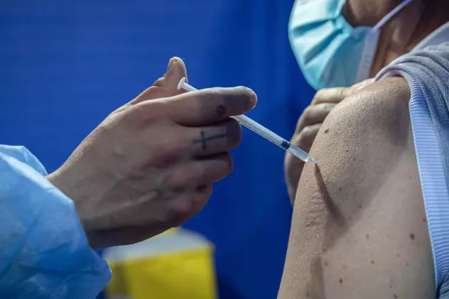 O tânără din Galați a leșinat după ce a fost vaccinată, pe fondul unui atac de panică