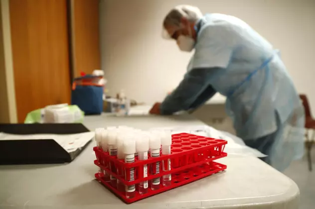 Un epidemiolog din Africa de Sud explică de ce Omicron ar putea să fie mai transmisibilă și să „fenteze” vaccinul