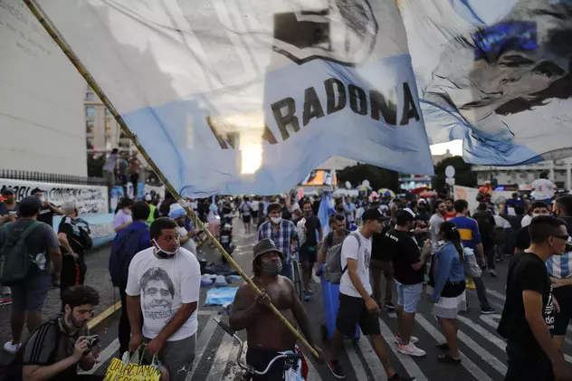 „Dreptate pentru Maradona”. Sute de oameni au ieșit pe străzi la Buenos Aires, cerând pedepsirea celor vinovați de moartea marelui fotbalist argentinian
