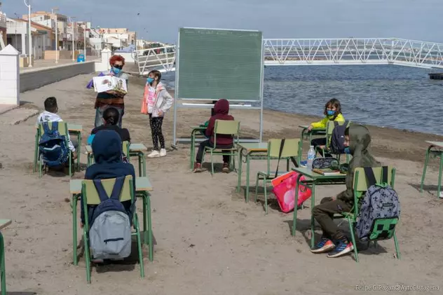 Ore pe plajă, soluția unei școli din Spania pentru cursuri sigure în pandemie