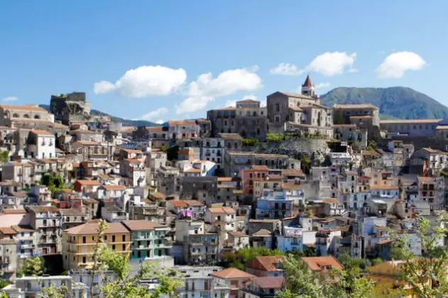 O localitate din Italia vinde 900 de case începând de la 1 euro. Condiția impusă cumpărătorilor