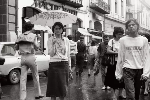 Fotograful care a surprins un roman de dragoste vizual în România anilor ’80. „Normalitatea unor tineri într-o lume orwelliană”