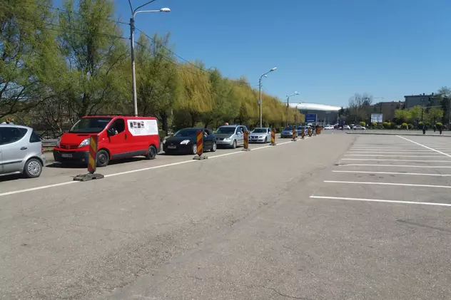 Coadă de mașini la centrul de vaccinare drive-thru din Cluj-Napoca