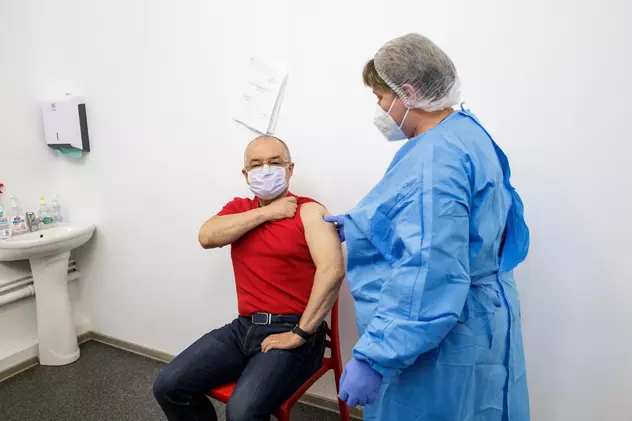 Emil Boc s-a vaccinat cu a doua doză AstraZeneca: „Totul a evoluat normal”