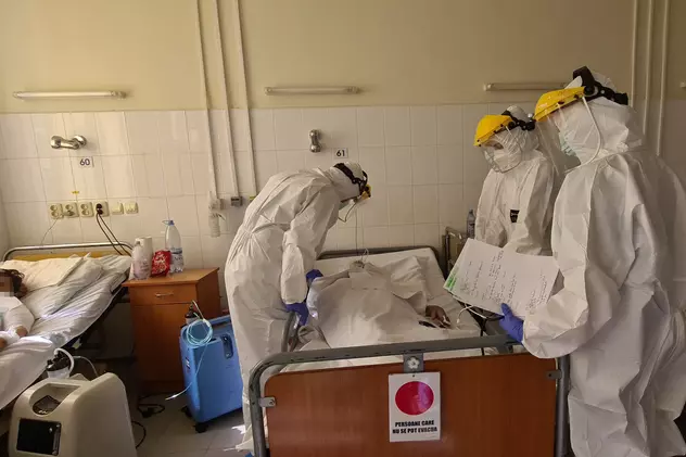 Reportaj din zona roșie de la Spitalul Parhon din Iași. Pacienții pe dializă, infectați cu COVID, tratați în „secția care nu există”