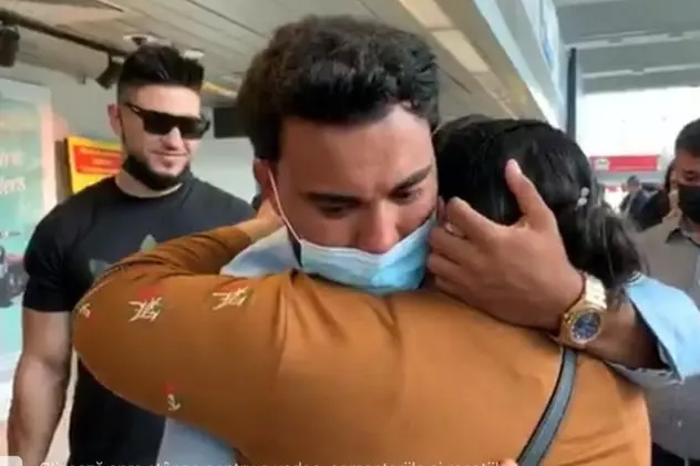Jador a ajuns în România. Mama lui a izbucnit în lacrimi când l-a văzut. Imagini din aeroport