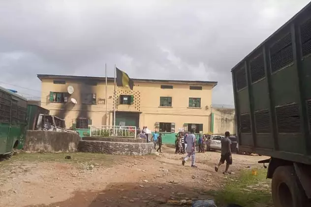 Evadare spectaculoasă în Nigeria. Aproape 2.000 de deținuți, eliberați prin dinamitarea închisorii