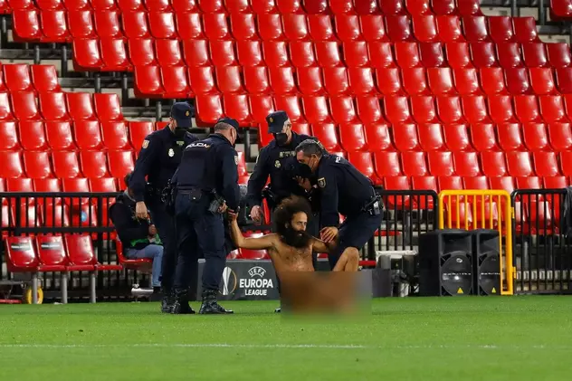Un bărbat dezbrăcat a intrat pe teren, în timpul unui meci fără spectatori din Liga Europa