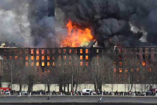 Incendiu la o fabrică din Sankt Petersburg. Un pompier a murit în timpul intervenției