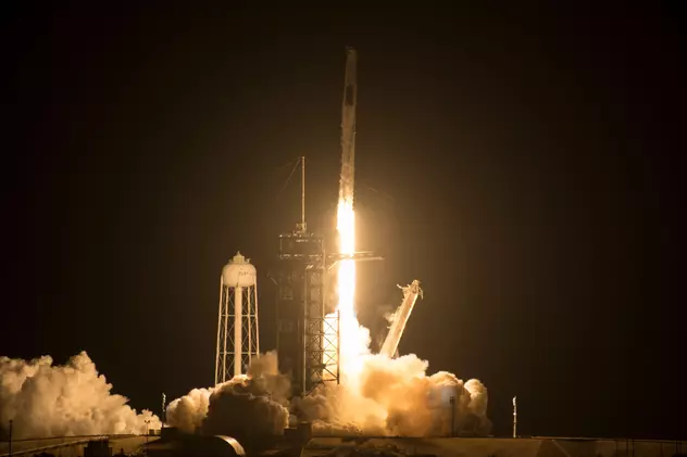 SpaceX a decolat cu succes către Staţia Spaţială Internaţională cu patru astronauţi la bord