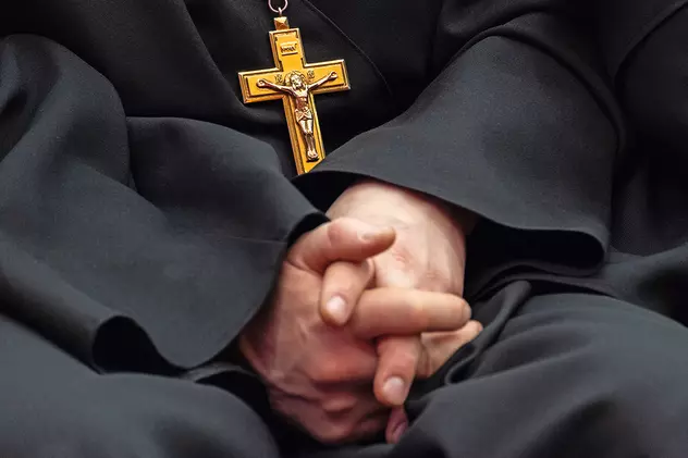 Un preot din Videle a fost prins în flagrant, în timp ce întreținea relații intime cu un minor