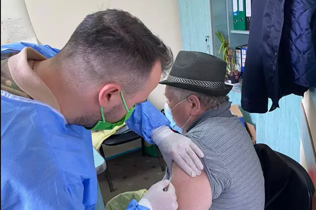 Echipele mobile ale armatei au făcut primele vaccinări în localități izolate din Maramureș și Satu Mare