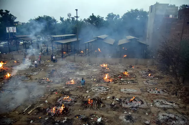 India, aproape de colaps în urma valului COVID. Parcări transformate în incineratoare