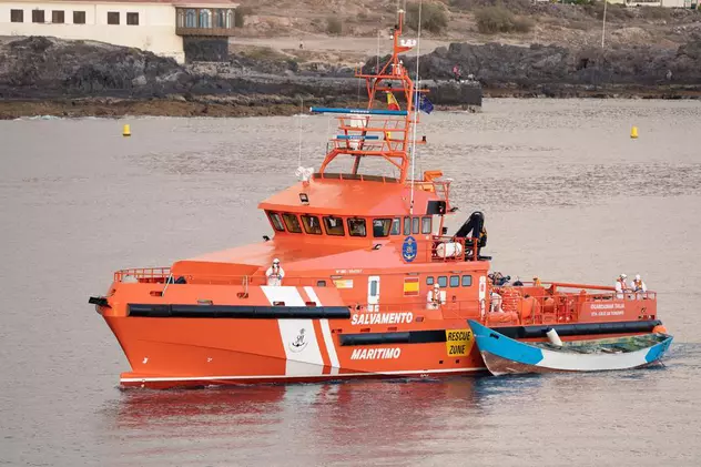 O barcă în care se aflau cadavrele a 24 de migranți, găsită în apropierea insulei Tenerife
